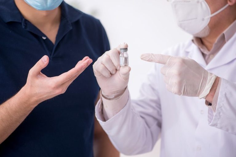 В ВОЗ назвали два неэффективных при ковиде препарата и посоветовали снова носить маски
