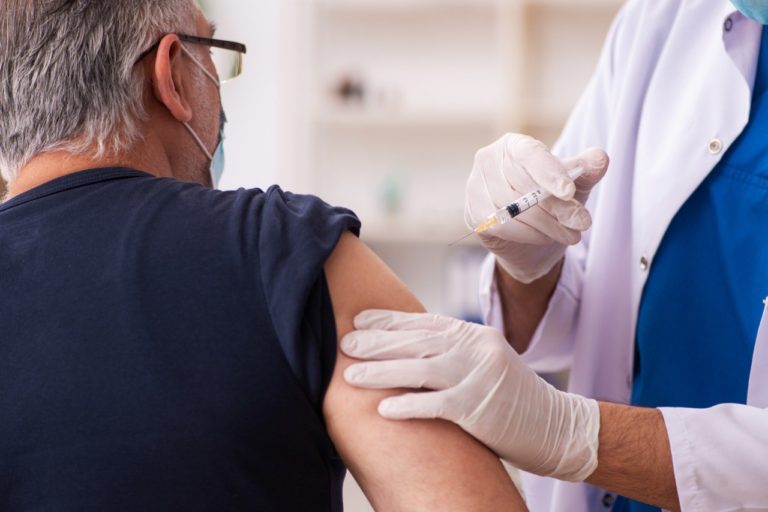 На фоне роста заболеваемости COVID-19 врачи снова призывают к вакцинации