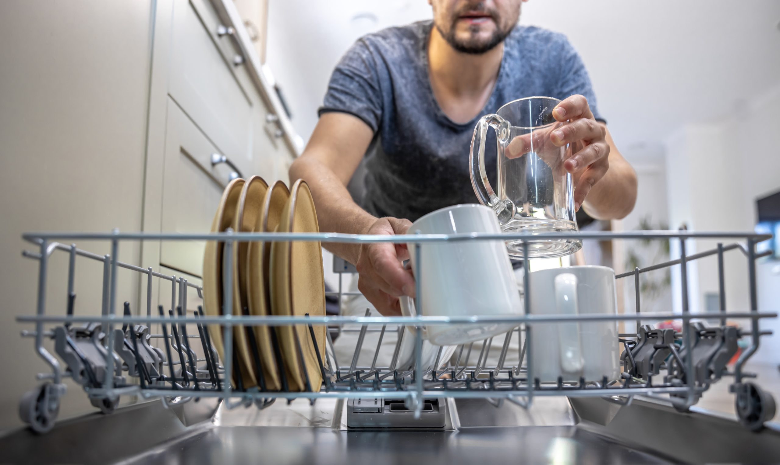 Посуда нельзя мыть в посудомоечной машине. Мыть посуду в посудомоечной машине. Мужик посудомойка. Посудомоечная машина девушка. Горячая вода.
